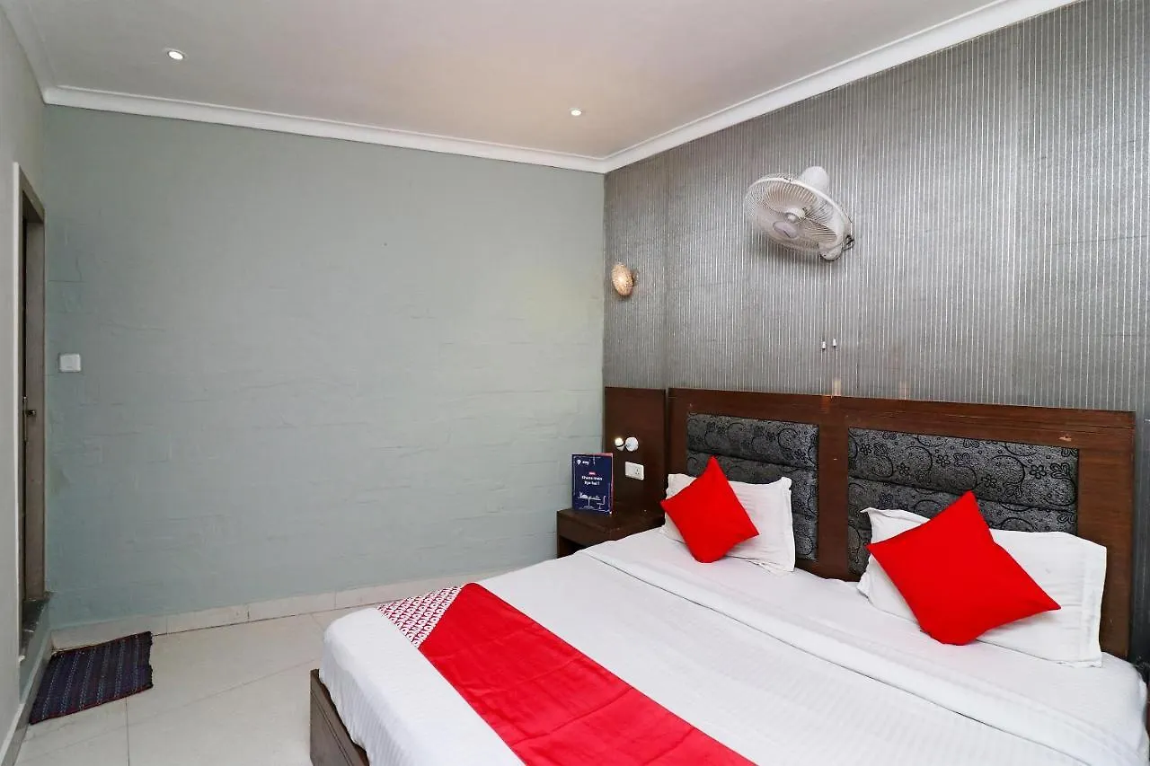 ***  Oyo Hotel Metro Tower Near Ambience Mall New Delhi India
